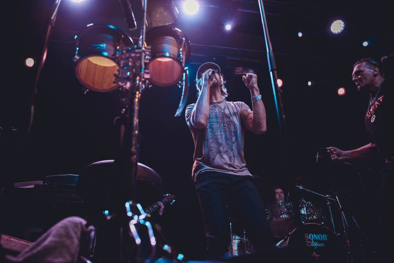 J.A.R. v Ostravě funkovou smrští roztančili vyprodaný klub Brick House