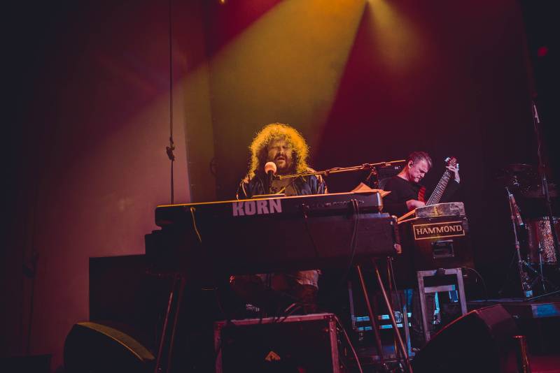 J.A.R. v Ostravě funkovou smrští roztančili vyprodaný klub Brick House