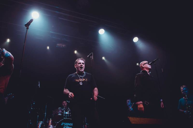 J.A.R. v Ostravě funkovou smrští roztančili vyprodaný klub Brick House