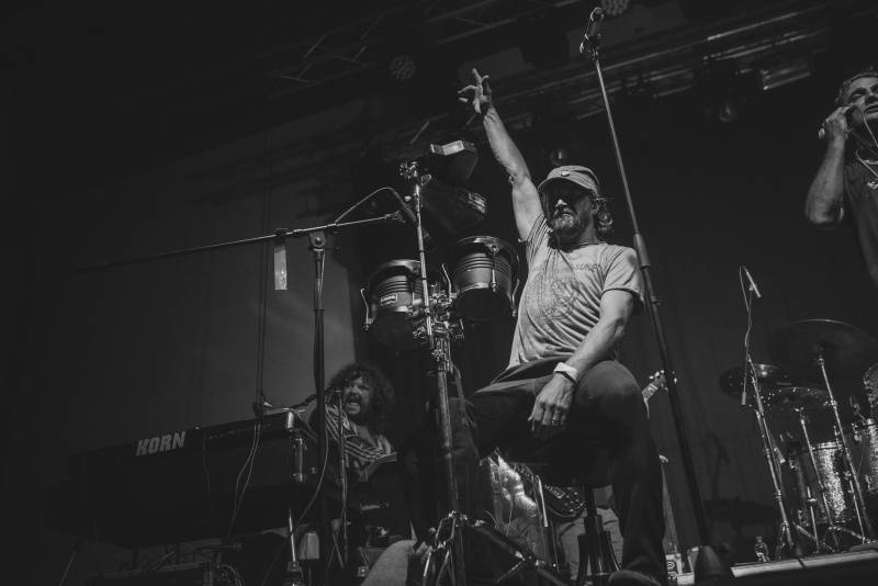 J.A.R. v Ostravě funkovou smrští roztančili vyprodaný klub Brick House