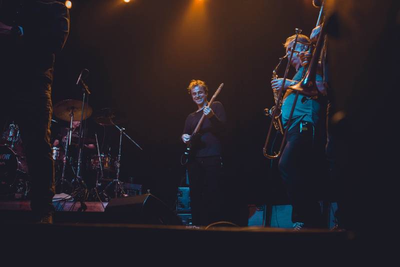 J.A.R. v Ostravě funkovou smrští roztančili vyprodaný klub Brick House