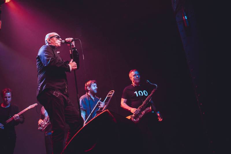 J.A.R. v Ostravě funkovou smrští roztančili vyprodaný klub Brick House