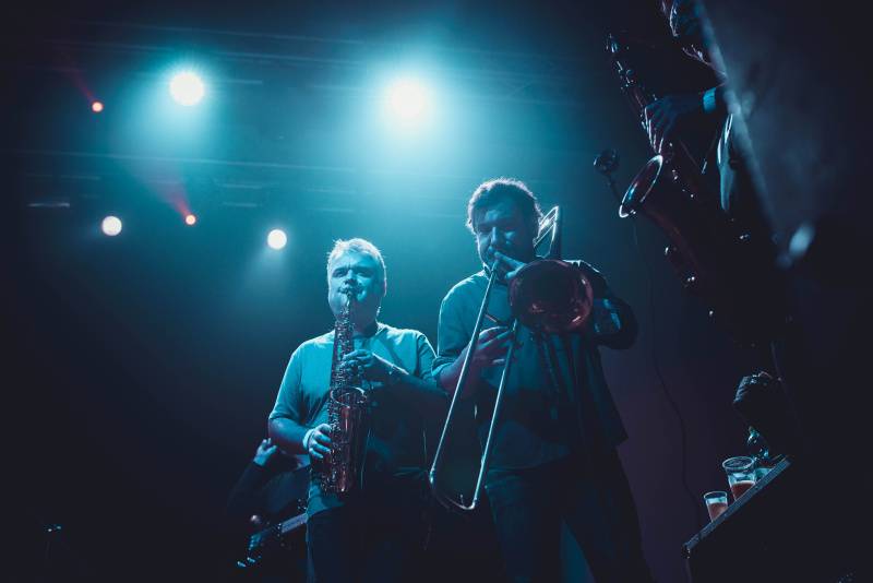 J.A.R. v Ostravě funkovou smrští roztančili vyprodaný klub Brick House