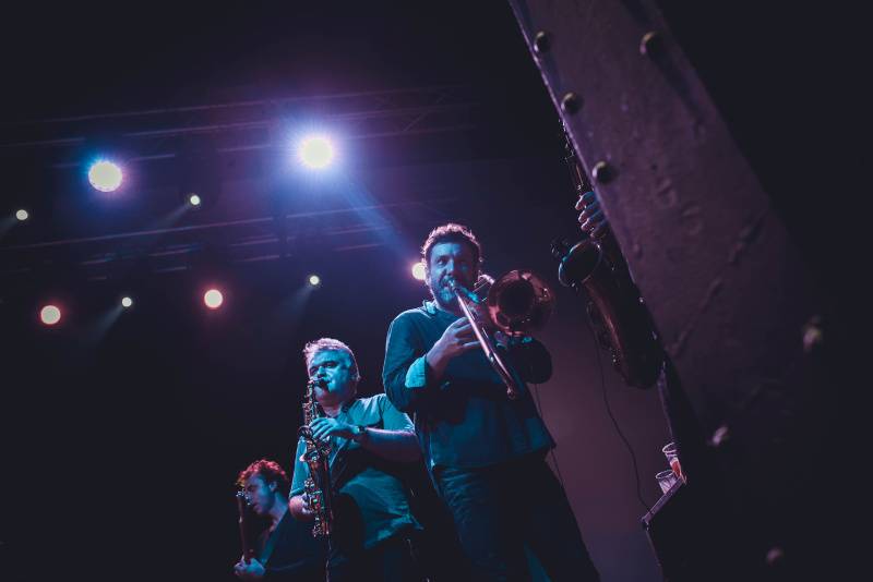 J.A.R. v Ostravě funkovou smrští roztančili vyprodaný klub Brick House