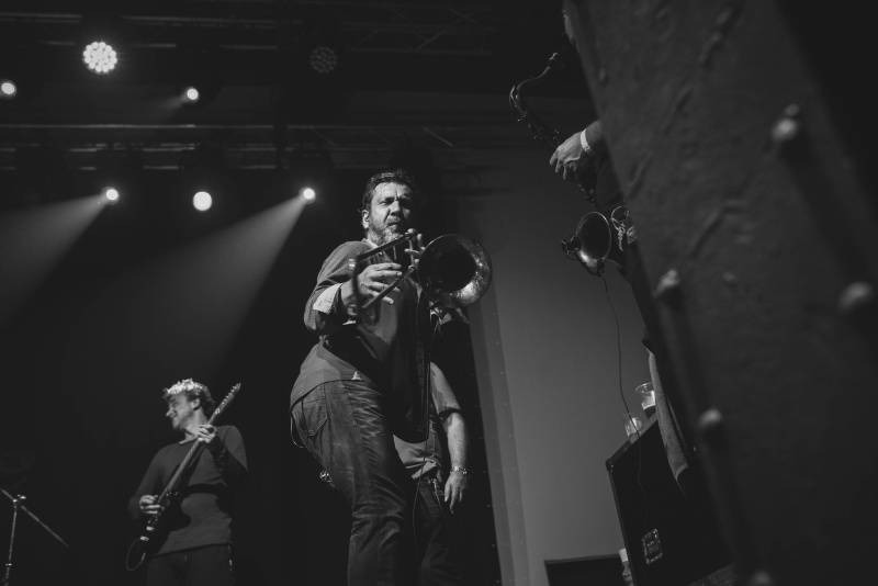 J.A.R. v Ostravě funkovou smrští roztančili vyprodaný klub Brick House