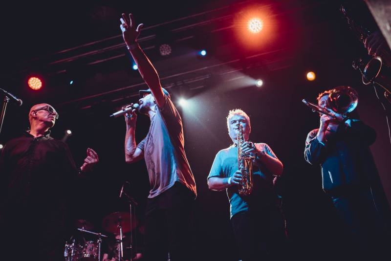 J.A.R. v Ostravě funkovou smrští roztančili vyprodaný klub Brick House