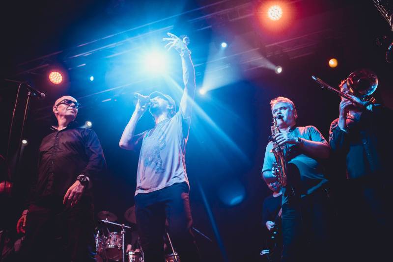 J.A.R. v Ostravě funkovou smrští roztančili vyprodaný klub Brick House