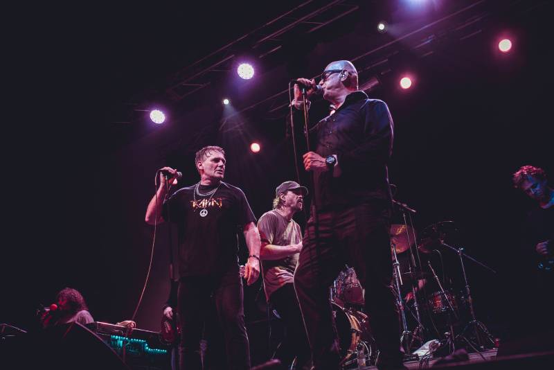 J.A.R. v Ostravě funkovou smrští roztančili vyprodaný klub Brick House