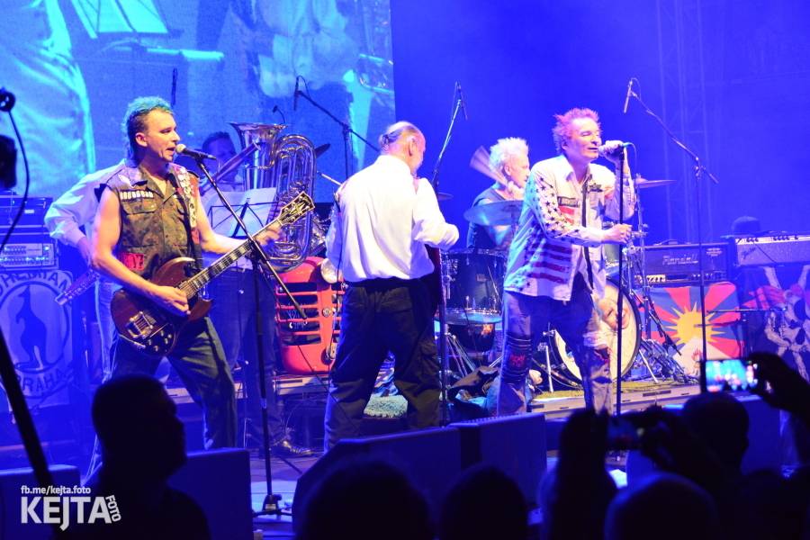 Visací zámek slavil ve Velkém sále pražské Lucerny 36 let, zahráli i Plexis