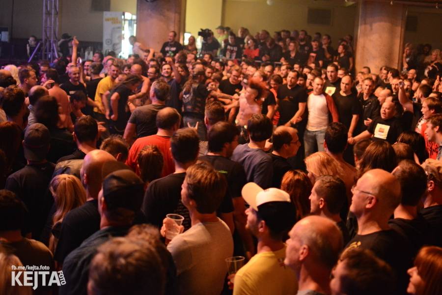 Visací zámek slavil ve Velkém sále pražské Lucerny 36 let, zahráli i Plexis