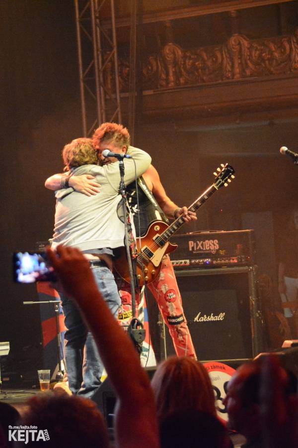 Visací zámek slavil ve Velkém sále pražské Lucerny 36 let, zahráli i Plexis