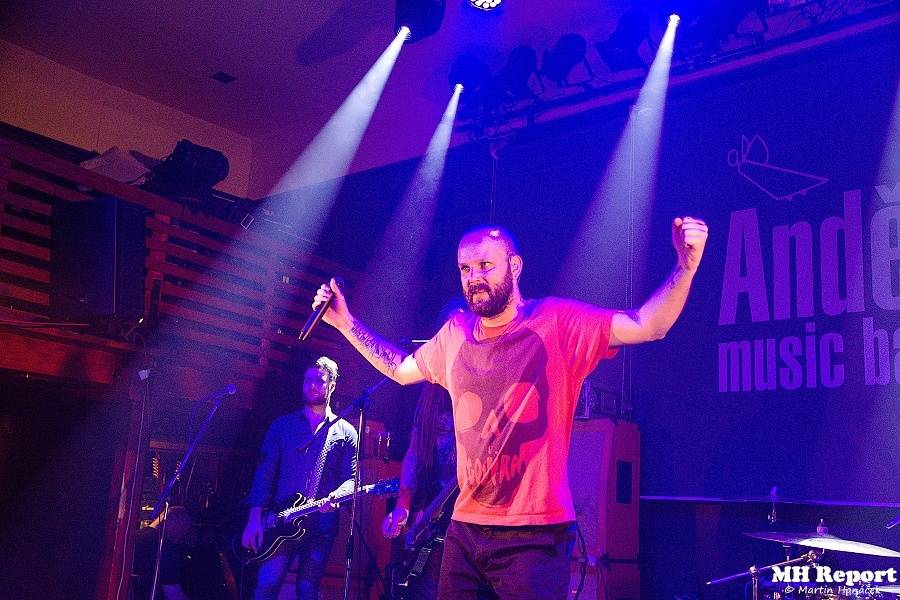 Kurtizány z 25. Avenue zavítali do Plzně, zpěvák Daniel Kurz tančil s diváky