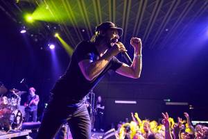 Dobro eskalovalo v brněnském klubu Fléda: J.A.R. nabídli instrumentální orgie i humor a provokaci