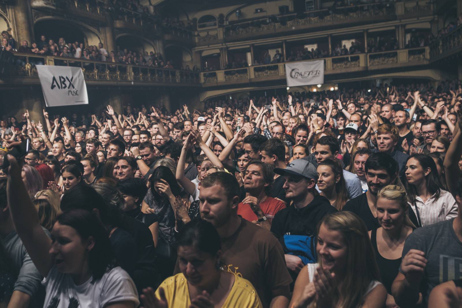 Wohnout v Lucerně pokřtili novou desku Miss maringotka svými polibky