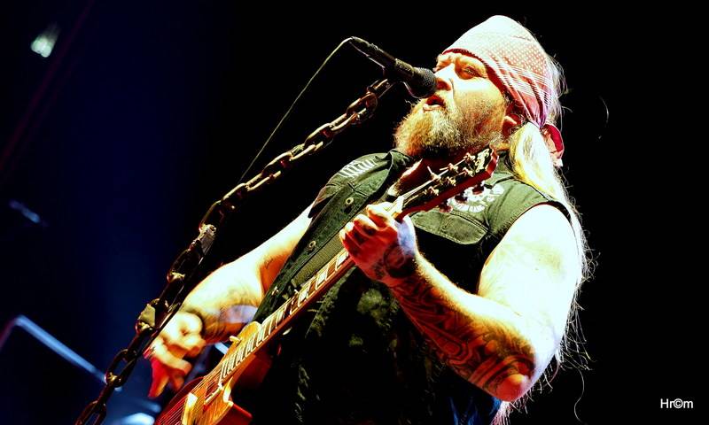 Škwor slavil dvacet let vyprodanou O2 arenou! Gratulovat přišel i Kapitán Demo