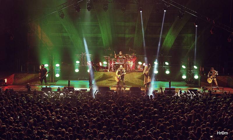 Škwor slavil dvacet let vyprodanou O2 arenou! Gratulovat přišel i Kapitán Demo