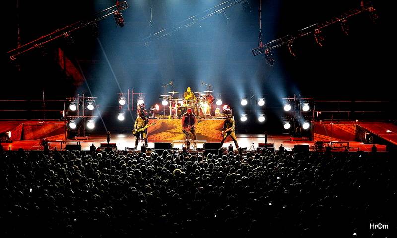 Škwor slavil dvacet let vyprodanou O2 arenou! Gratulovat přišel i Kapitán Demo