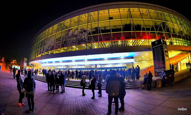 Škwor slavil dvacet let vyprodanou O2 arenou! Gratulovat přišel i Kapitán Demo