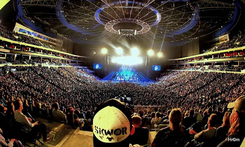 Škwor slavil dvacet let vyprodanou O2 arenou! Gratulovat přišel i Kapitán Demo