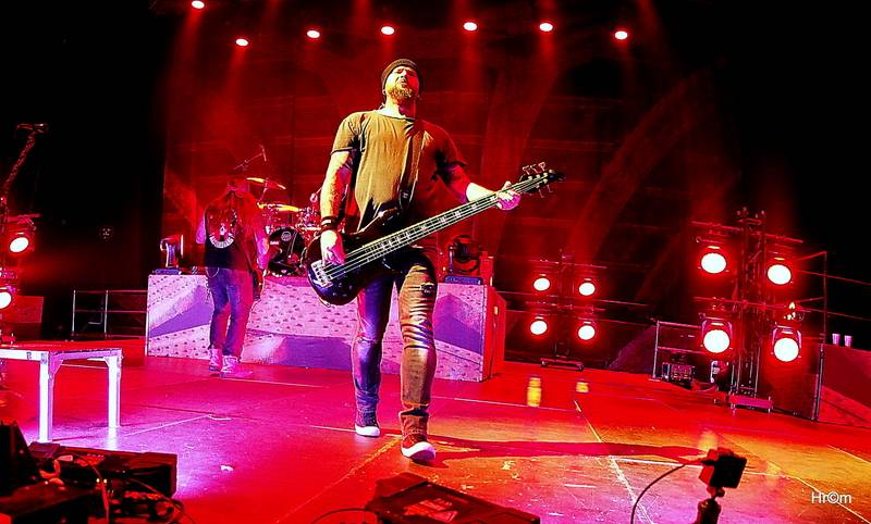 Škwor slavil dvacet let vyprodanou O2 arenou! Gratulovat přišel i Kapitán Demo