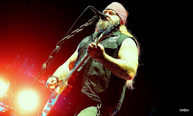 Škwor slavil dvacet let vyprodanou O2 arenou! Gratulovat přišel i Kapitán Demo