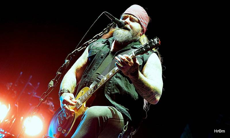 Škwor slavil dvacet let vyprodanou O2 arenou! Gratulovat přišel i Kapitán Demo