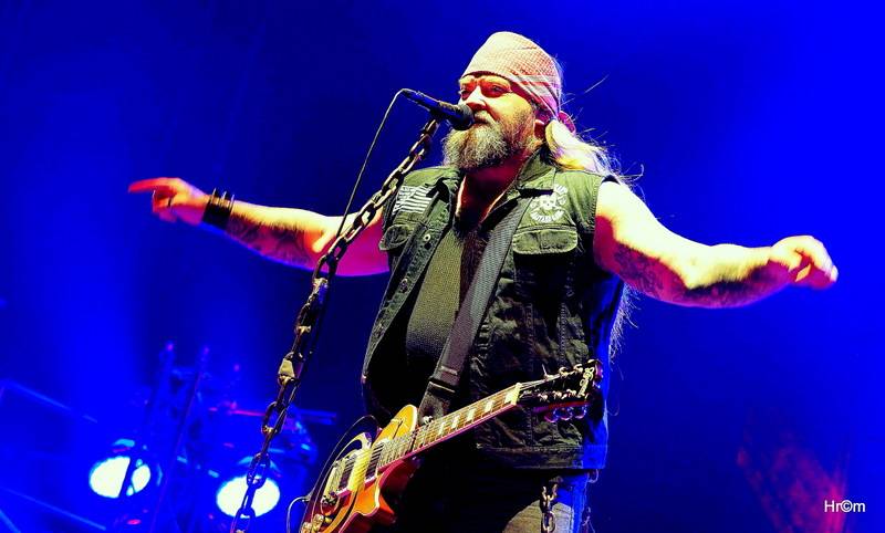 Škwor slavil dvacet let vyprodanou O2 arenou! Gratulovat přišel i Kapitán Demo