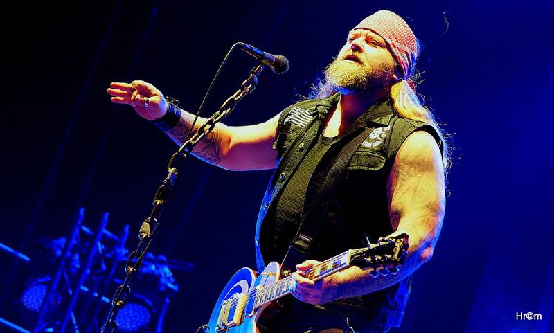 Škwor slavil dvacet let vyprodanou O2 arenou! Gratulovat přišel i Kapitán Demo