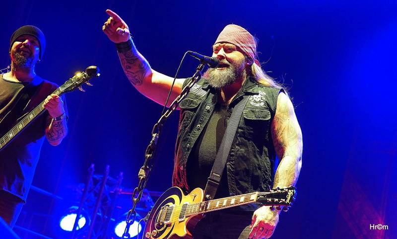 Škwor slavil dvacet let vyprodanou O2 arenou! Gratulovat přišel i Kapitán Demo