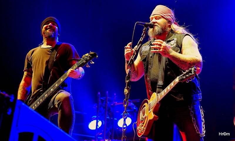 Škwor slavil dvacet let vyprodanou O2 arenou! Gratulovat přišel i Kapitán Demo