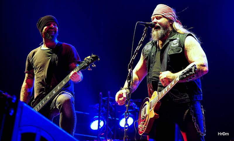 Škwor slavil dvacet let vyprodanou O2 arenou! Gratulovat přišel i Kapitán Demo