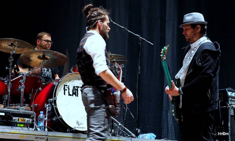 Škwor slavil dvacet let vyprodanou O2 arenou! Gratulovat přišel i Kapitán Demo