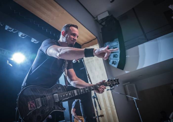 Tremonti v Brně rozvášnili fanoušky, nezastavila je ani zlomená žebra kytaristy