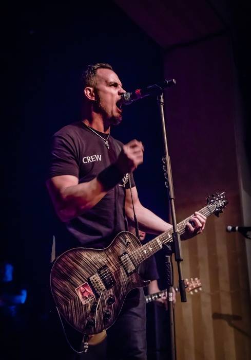 Tremonti v Brně rozvášnili fanoušky, nezastavila je ani zlomená žebra kytaristy