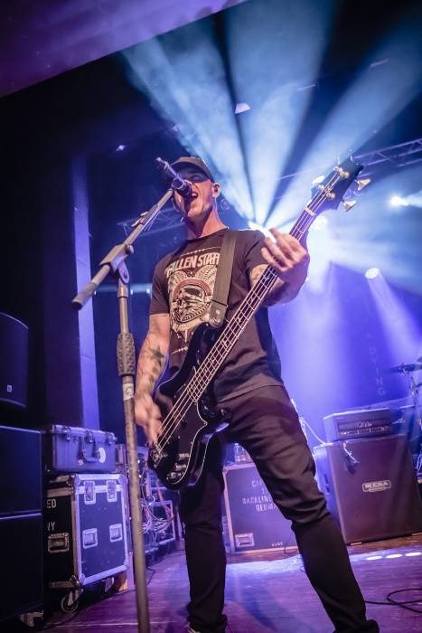 Tremonti v Brně rozvášnili fanoušky, nezastavila je ani zlomená žebra kytaristy