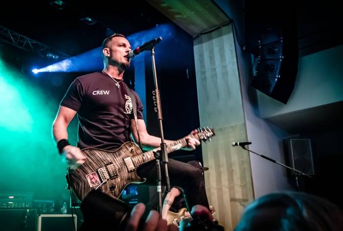 Tremonti v Brně rozvášnili fanoušky, nezastavila je ani zlomená žebra kytaristy