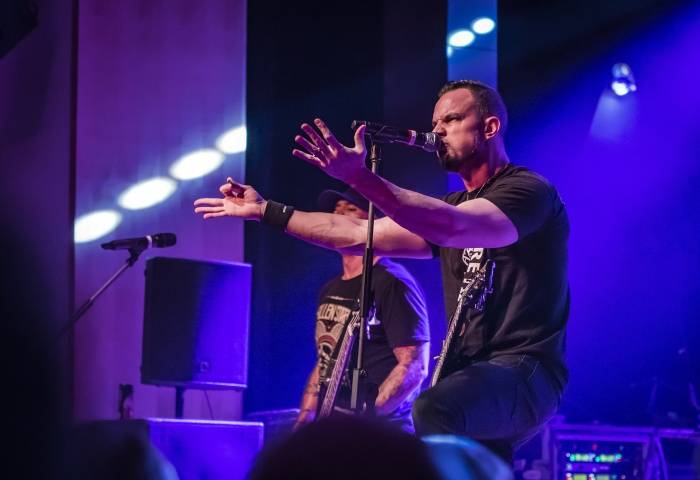 Tremonti v Brně rozvášnili fanoušky, nezastavila je ani zlomená žebra kytaristy