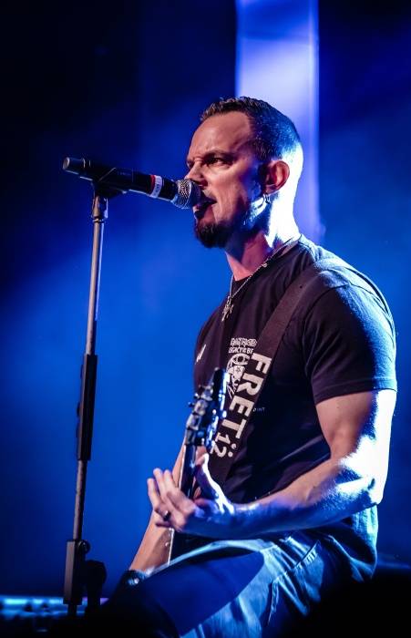 Tremonti v Brně rozvášnili fanoušky, nezastavila je ani zlomená žebra kytaristy