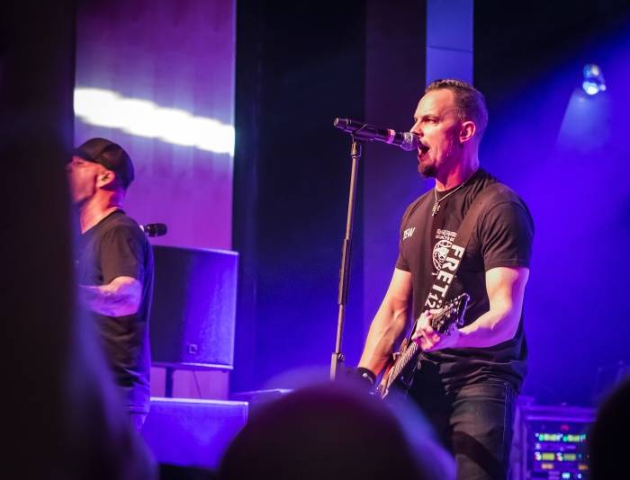 Tremonti v Brně rozvášnili fanoušky, nezastavila je ani zlomená žebra kytaristy