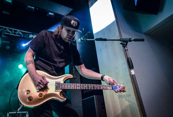 Tremonti v Brně rozvášnili fanoušky, nezastavila je ani zlomená žebra kytaristy