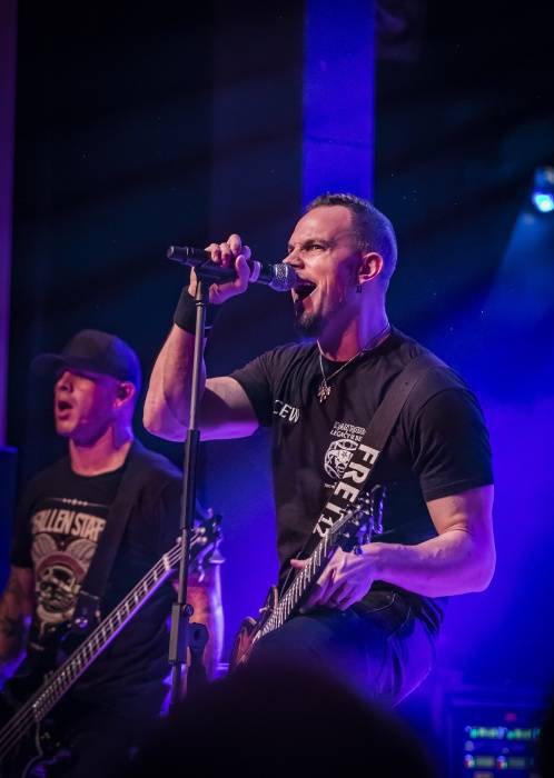 Tremonti v Brně rozvášnili fanoušky, nezastavila je ani zlomená žebra kytaristy