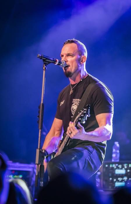 Tremonti v Brně rozvášnili fanoušky, nezastavila je ani zlomená žebra kytaristy