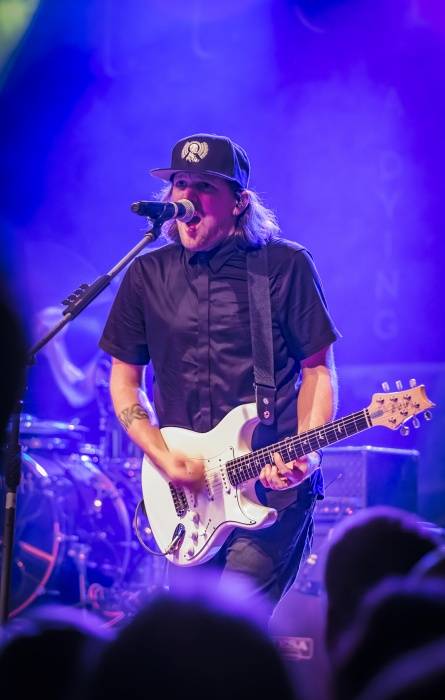 Tremonti v Brně rozvášnili fanoušky, nezastavila je ani zlomená žebra kytaristy