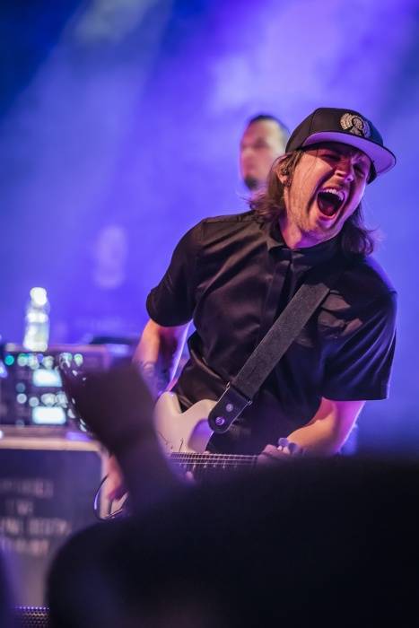 Tremonti v Brně rozvášnili fanoušky, nezastavila je ani zlomená žebra kytaristy