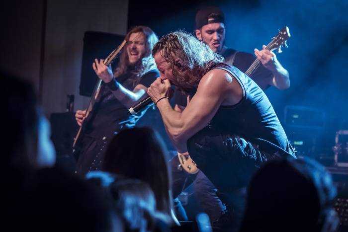 Tremonti v Brně rozvášnili fanoušky, nezastavila je ani zlomená žebra kytaristy