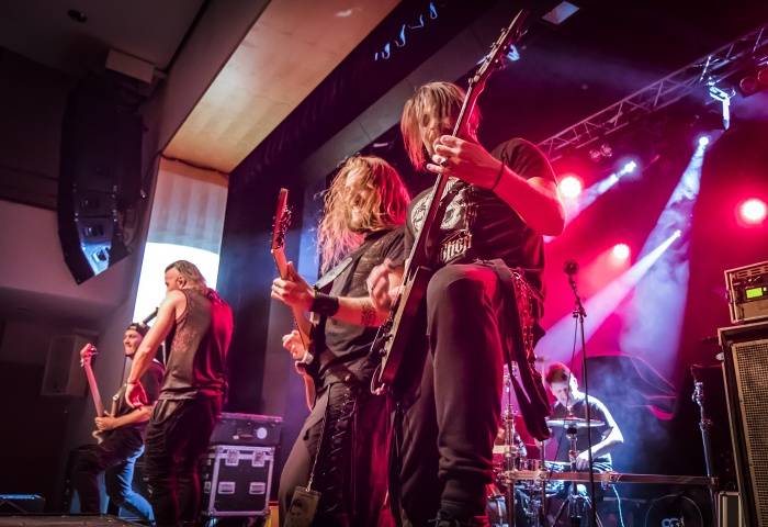 Tremonti v Brně rozvášnili fanoušky, nezastavila je ani zlomená žebra kytaristy