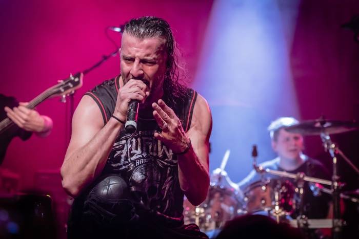 Tremonti v Brně rozvášnili fanoušky, nezastavila je ani zlomená žebra kytaristy