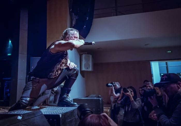 Tremonti v Brně rozvášnili fanoušky, nezastavila je ani zlomená žebra kytaristy