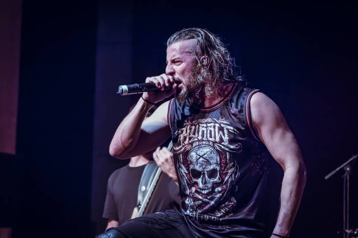 Tremonti v Brně rozvášnili fanoušky, nezastavila je ani zlomená žebra kytaristy