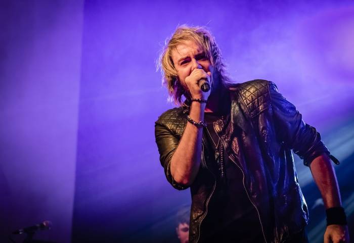 Tremonti v Brně rozvášnili fanoušky, nezastavila je ani zlomená žebra kytaristy